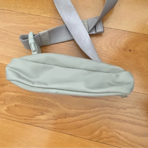 lululemon athletica women’s belt Bag - Picture 7 of 8